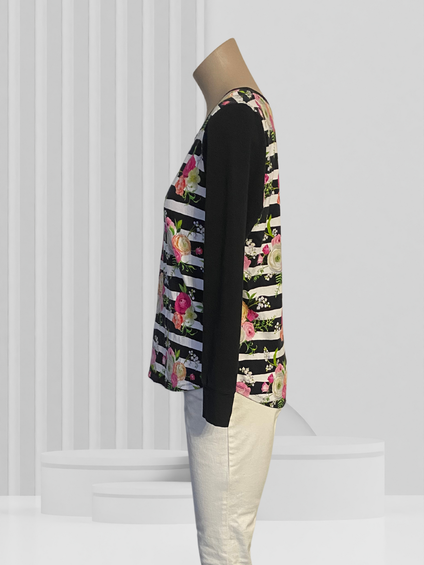 NO LABEL Black, White & Floral Top Size XS