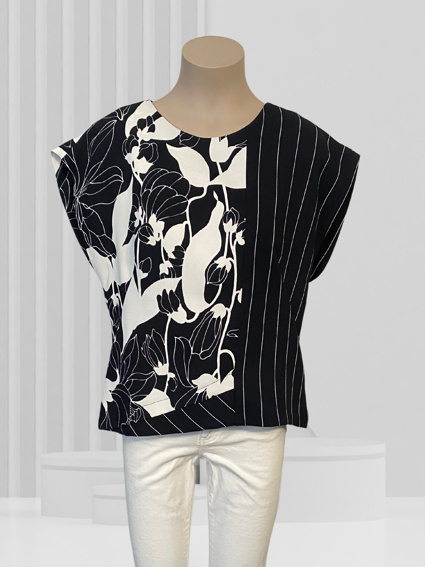 VERONIKA MAINE Black & White Top Size 14