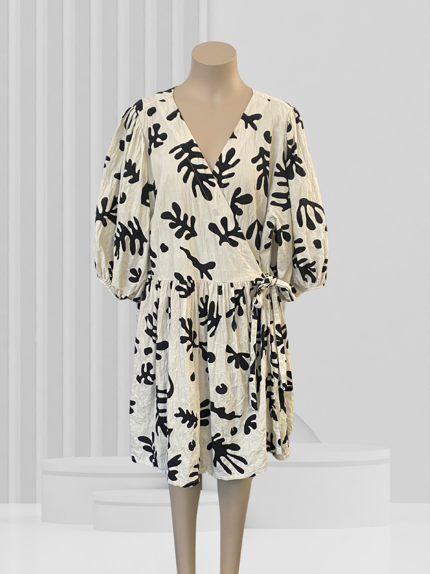 MINERAL Cream Dress Size 20