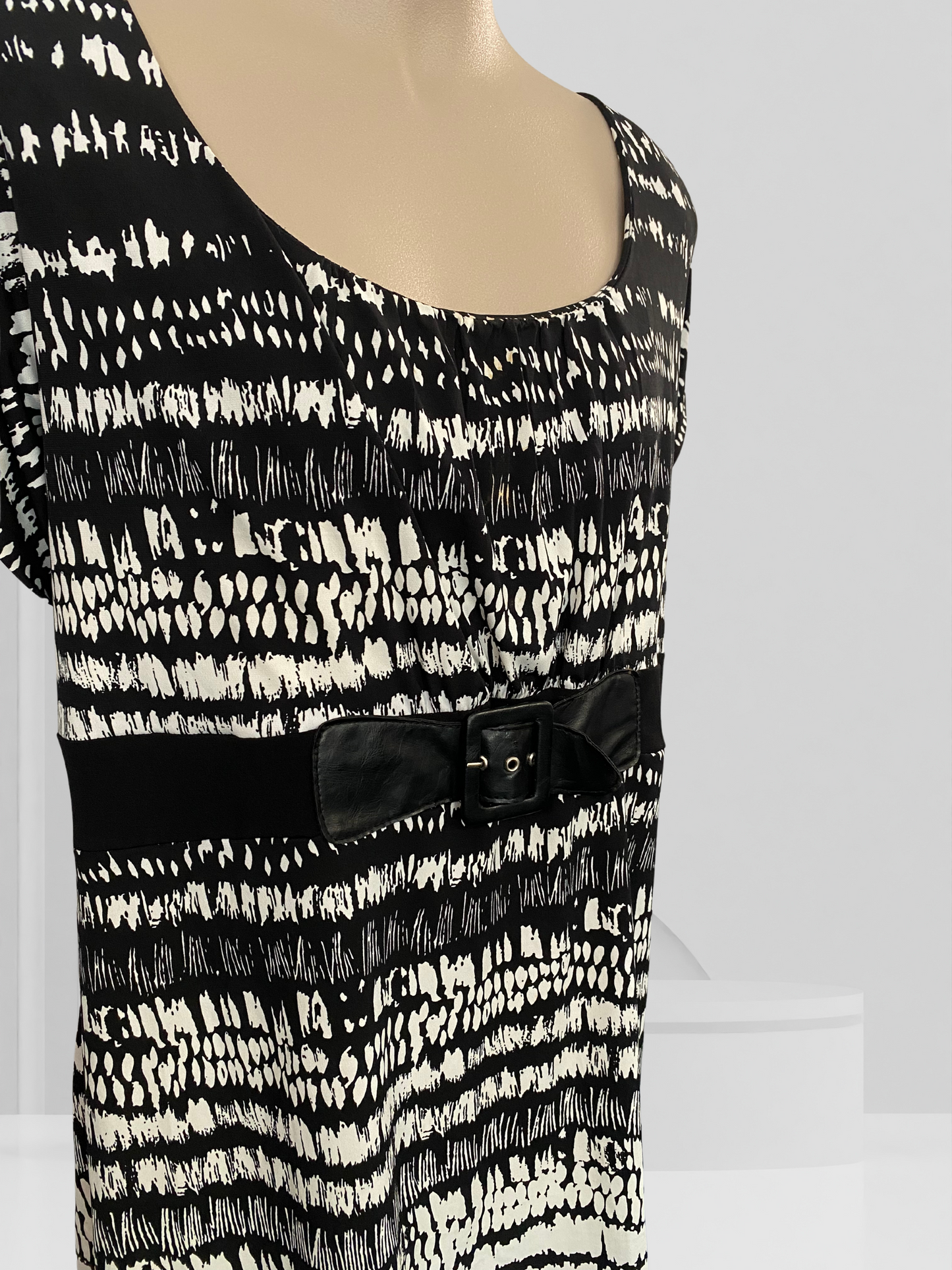 K&K Black & White Top Size 24